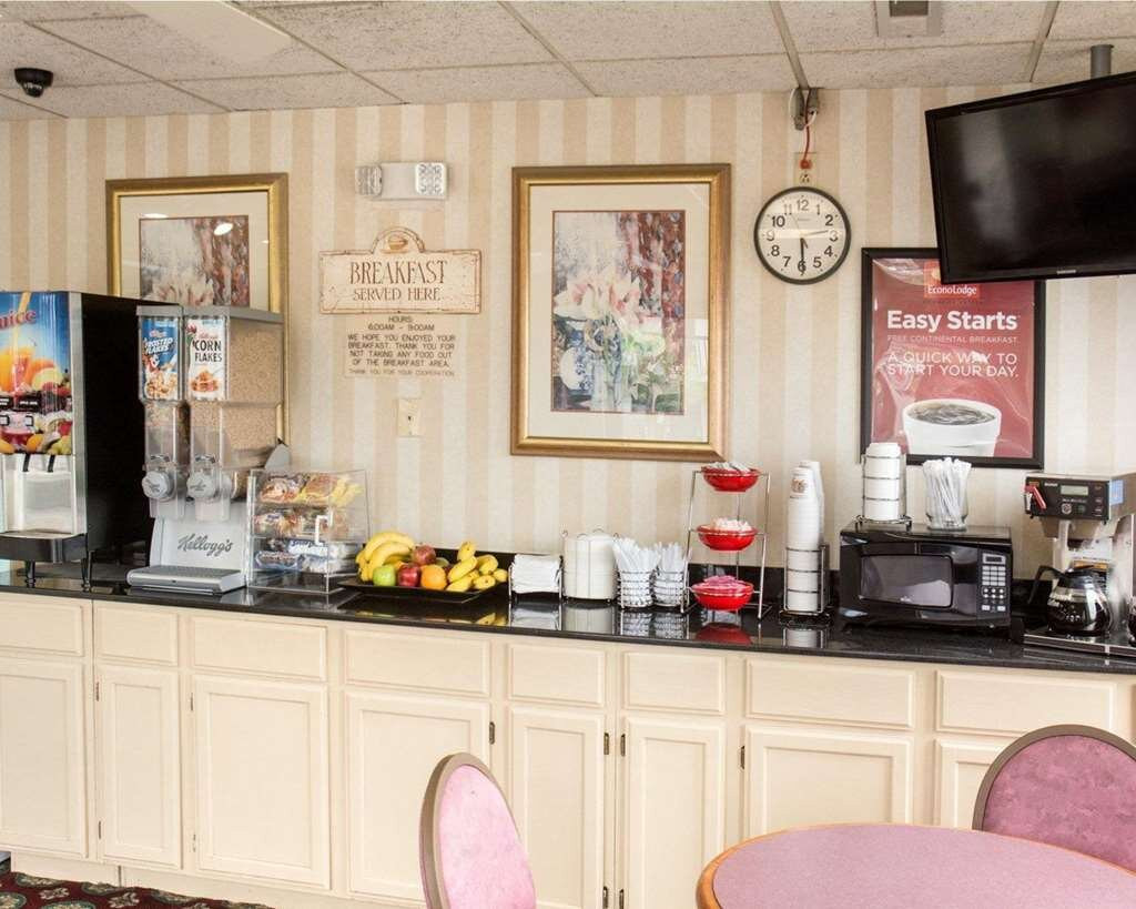 Super 8 breakfast area